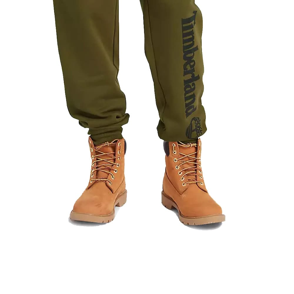 Närbild på den snygga loggan på timberland Linear Logo Sweatpant
