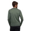 Baksida av MEN'S LIGHTWIRE LONG SLEEVE TECH TEE på modell