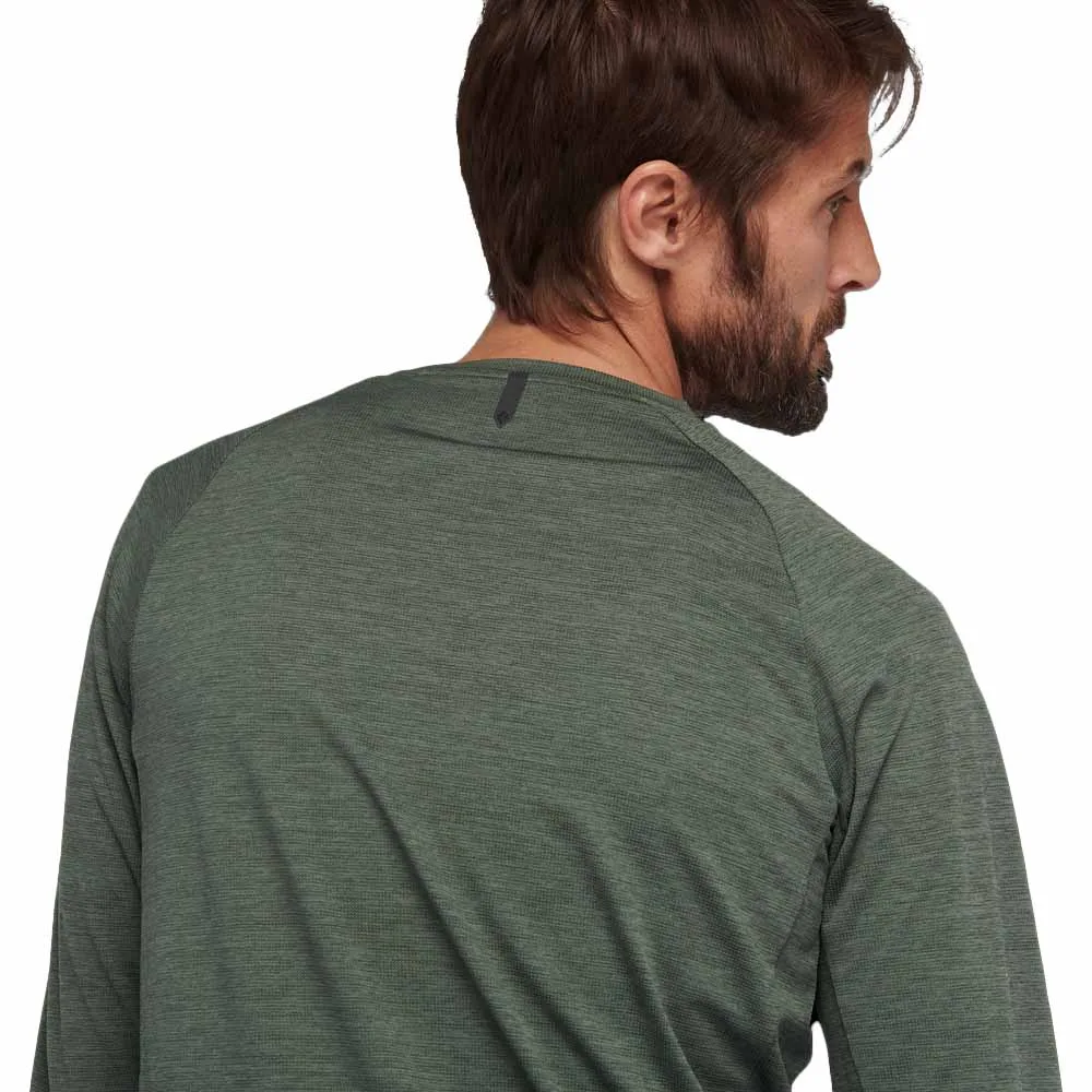 Närbild på rygg av MEN'S LIGHTWIRE LONG SLEEVE TECH TEE