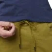 Närbild av knytning på MEN'S NOTION PANTS