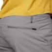 Närbild på bakficka av MEN'S TECHNICIAN ALPINE PANTS
