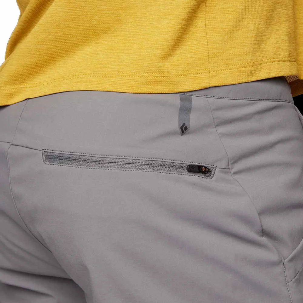 Närbild på bakficka av MEN'S TECHNICIAN ALPINE PANTS