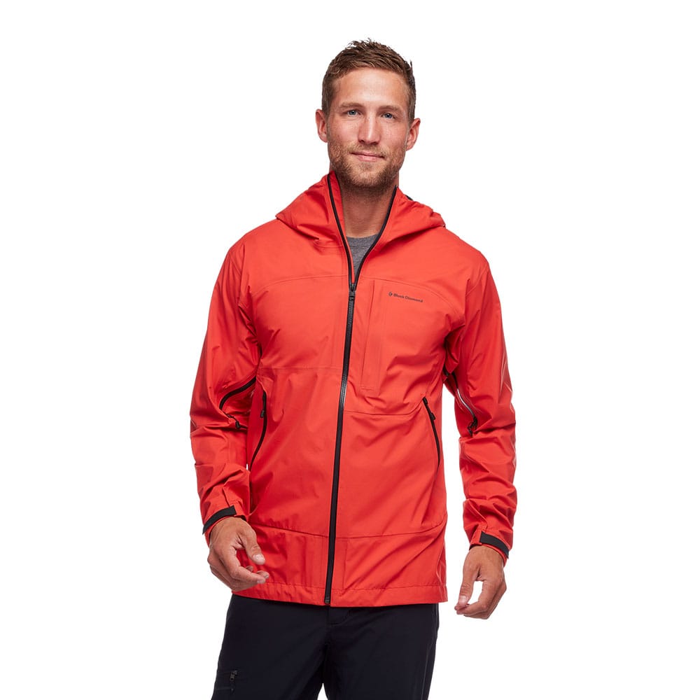 Man som bär Black Diamond Highline Stretch Shell skaljacka i färgen octane.