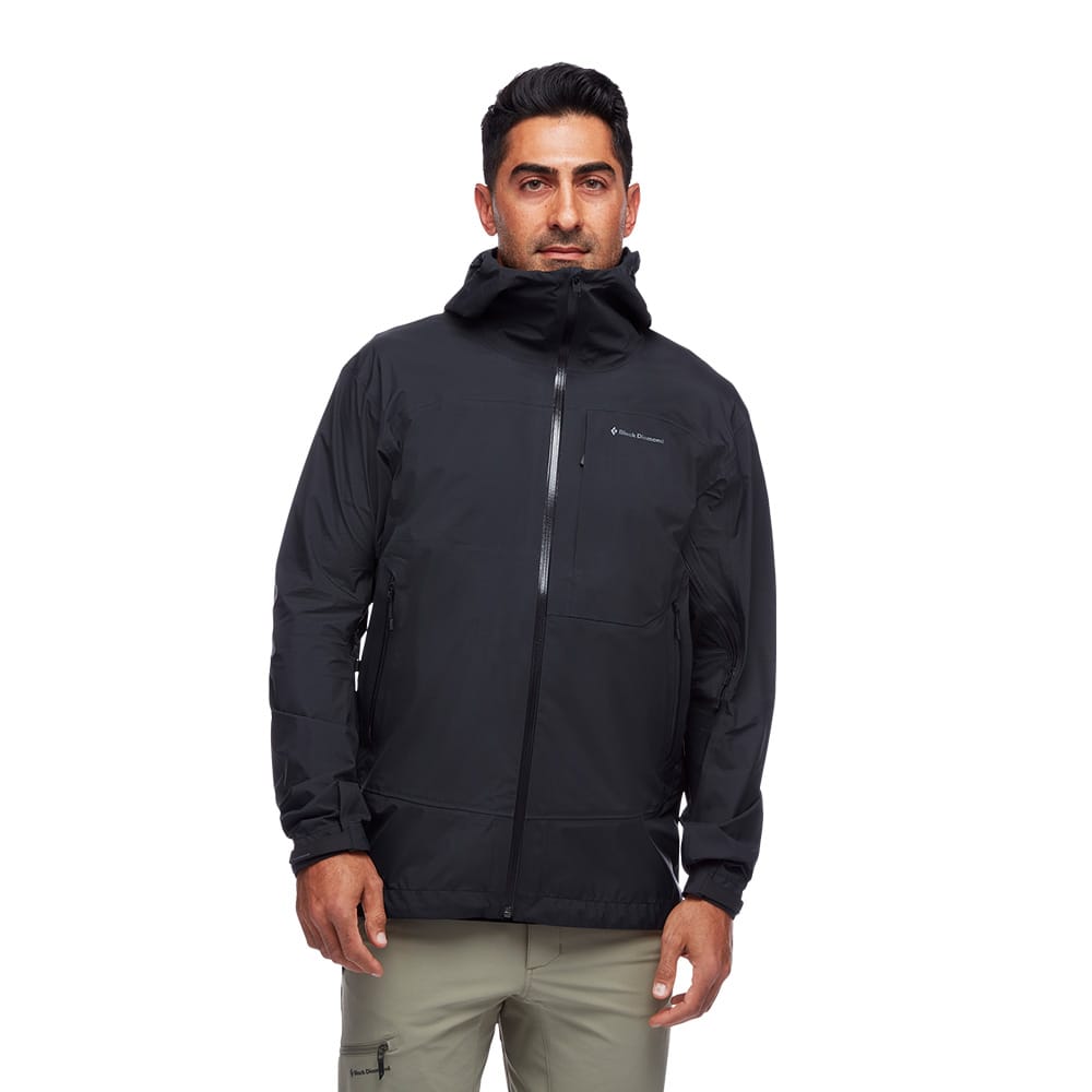 Man som bär Black Diamond Highline Stretch Shell skaljacka i färgen black.