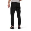 Man som bär Black Diamond Notion Pants bomullsbyxor i färgen svart.