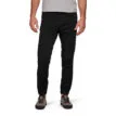 Man som bär Black Diamond Notion Pants bomullsbyxor.