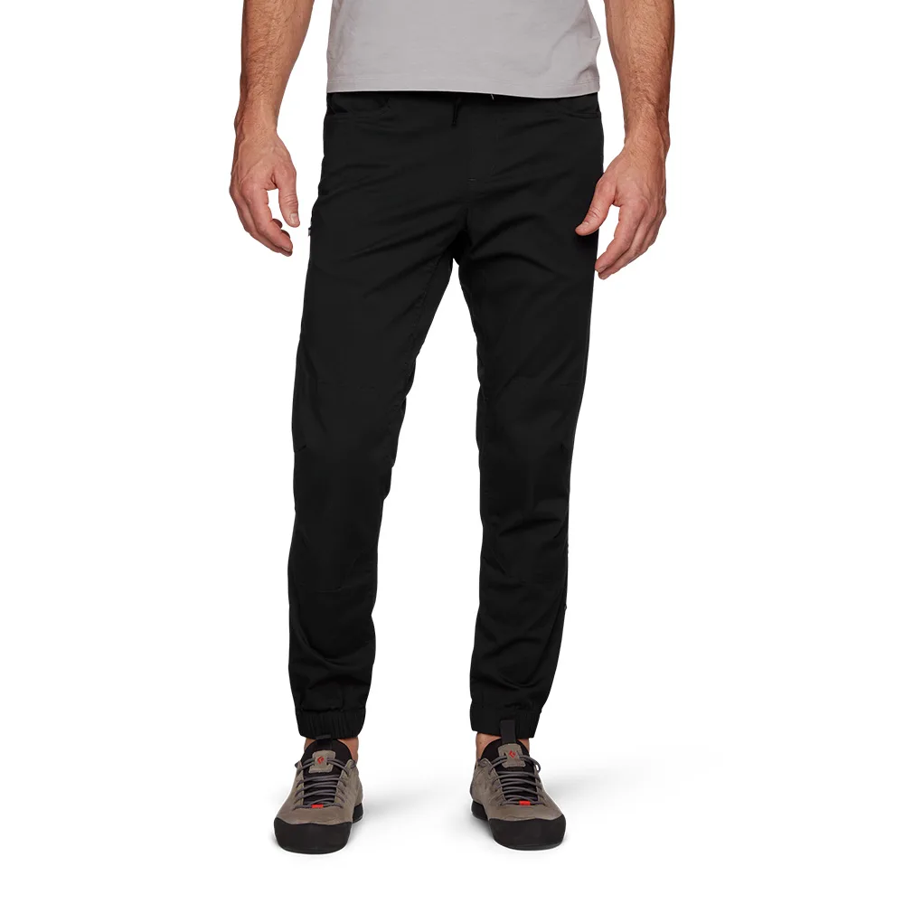 Man som bär Black Diamond Notion Pants bomullsbyxor.