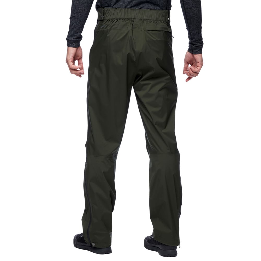 Man som bär Black Diamond Stormline Stretch Full Zip Rain Pants i färgen cypress.