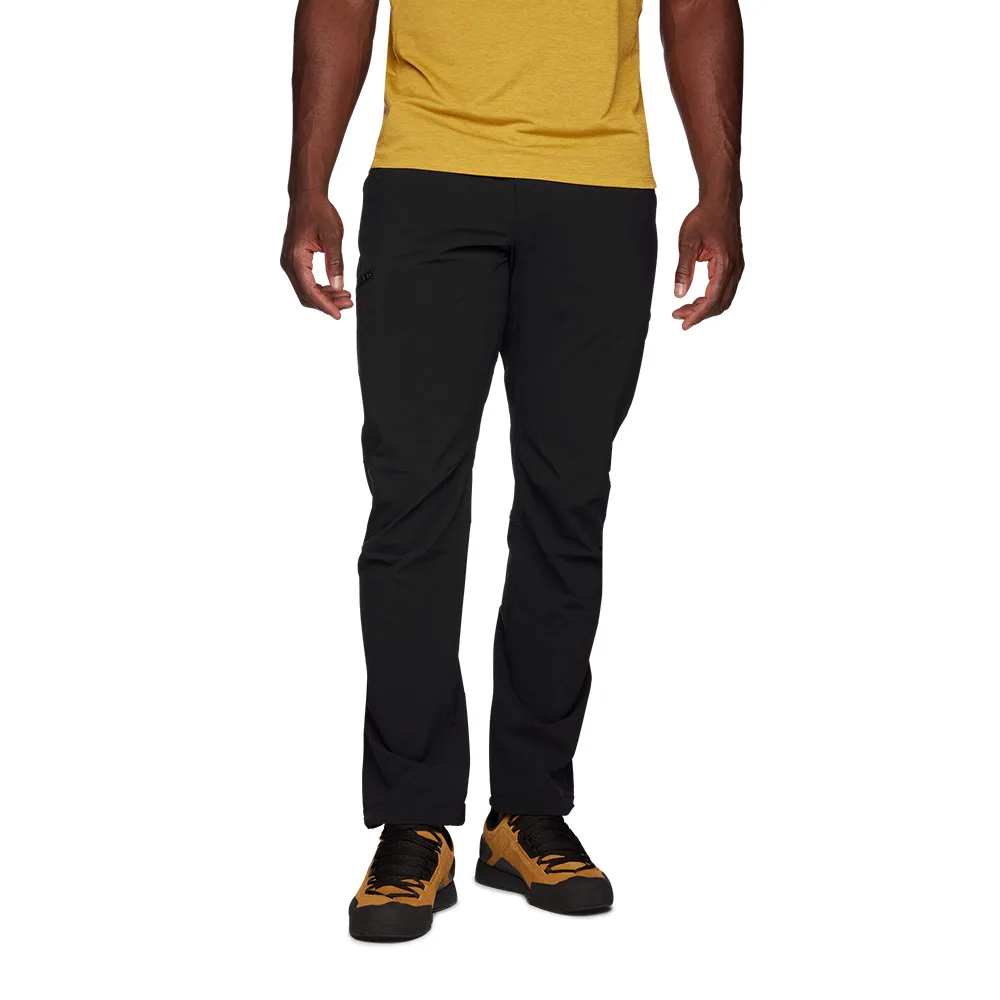 Man som bär Diamond Technician Alpine Pants byxor i svart.