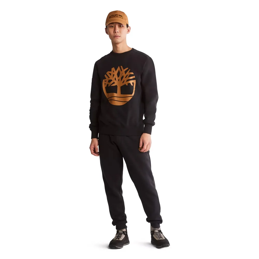 Man som bär Timberland Tree Logo Sweatshirt.
