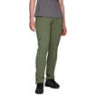 Kvinna som bär på Black Diamond Alpine Light Pants i färgen tundra.