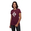 Kvinna som bär Black Diamond Chalked Up Tee T-shirt i färgen blackberry