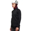 Kvinna som bär mellanlager från Black Diamond Factor Hoody svart med hjälm