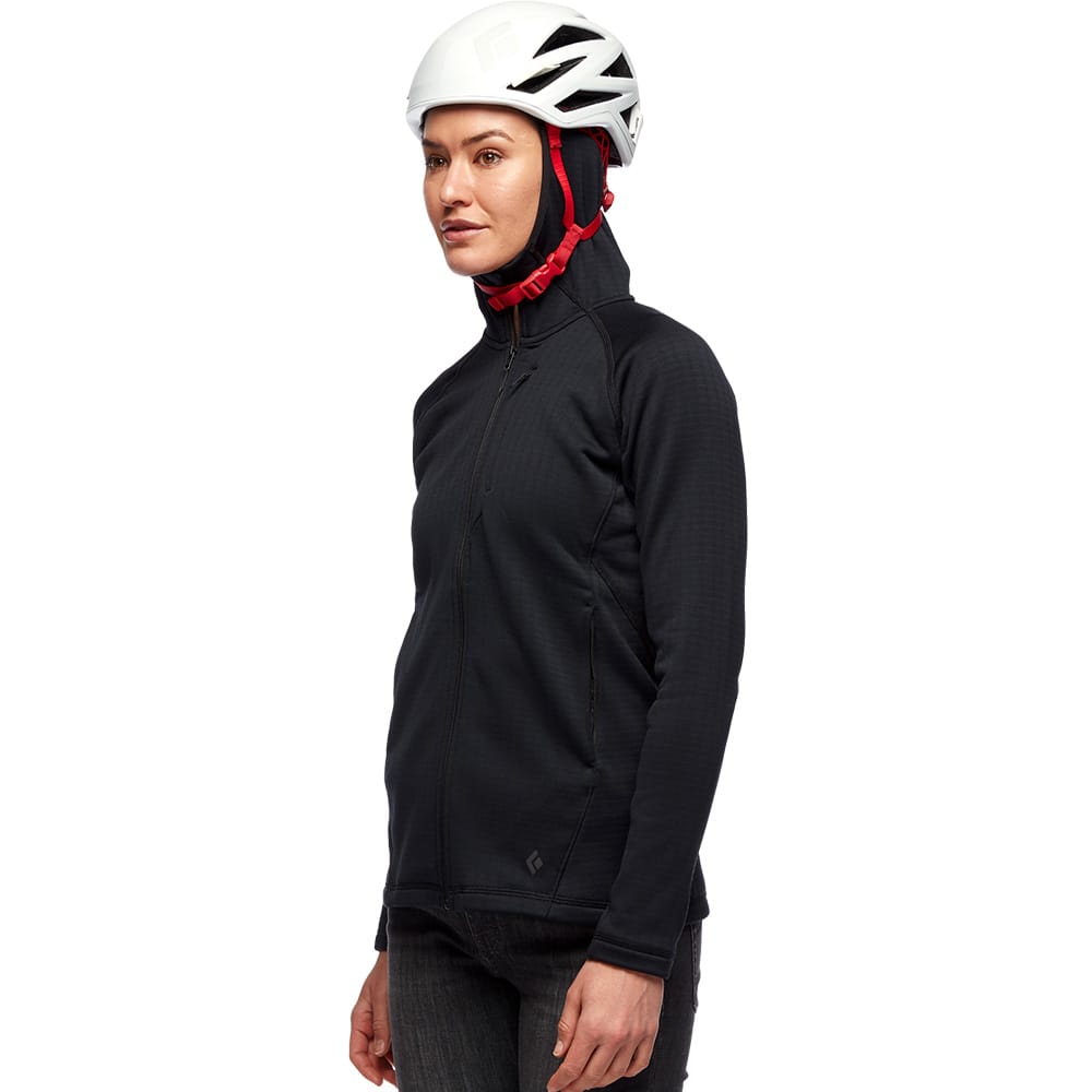 Kvinna som bär mellanlager från Black Diamond Factor Hoody svart med hjälm