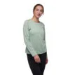 Kvinna som bär Black Diamond Lightwire LS Tech Tee i foam green