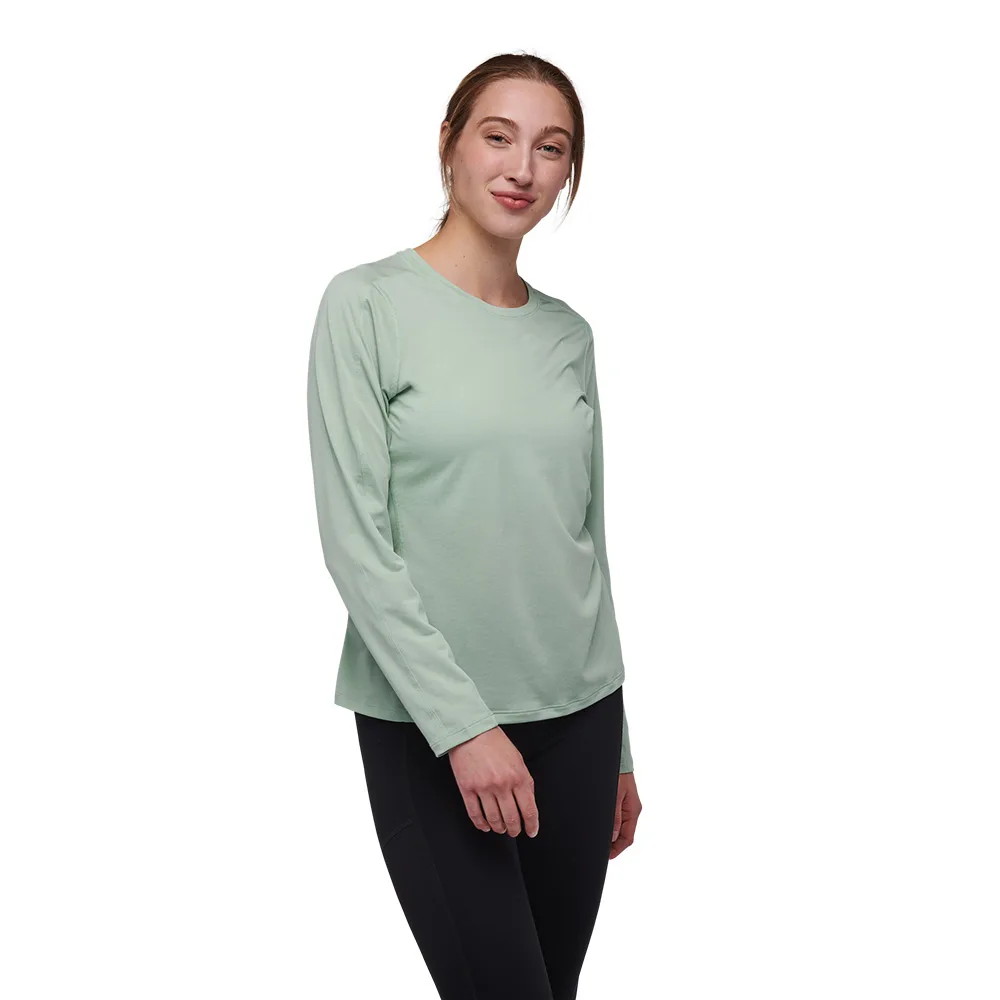 Kvinna som bär Black Diamond Lightwire LS Tech Tee i foam green