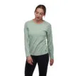 Kvinna som bär Black Diamond Lightwire LS Tech Tee i foam green