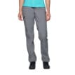 Person som bär Black Diamond Technician Alpine Pants byxor i grå