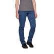 Kvinna som bär Black Diamond Technician Alpine Pants byxor i blå