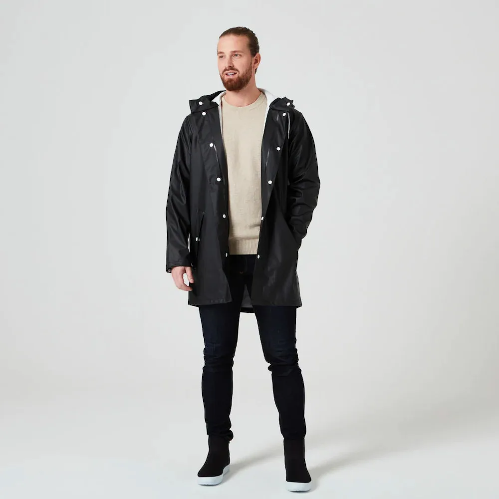 manlig modell i tretorn wing regnjacka black