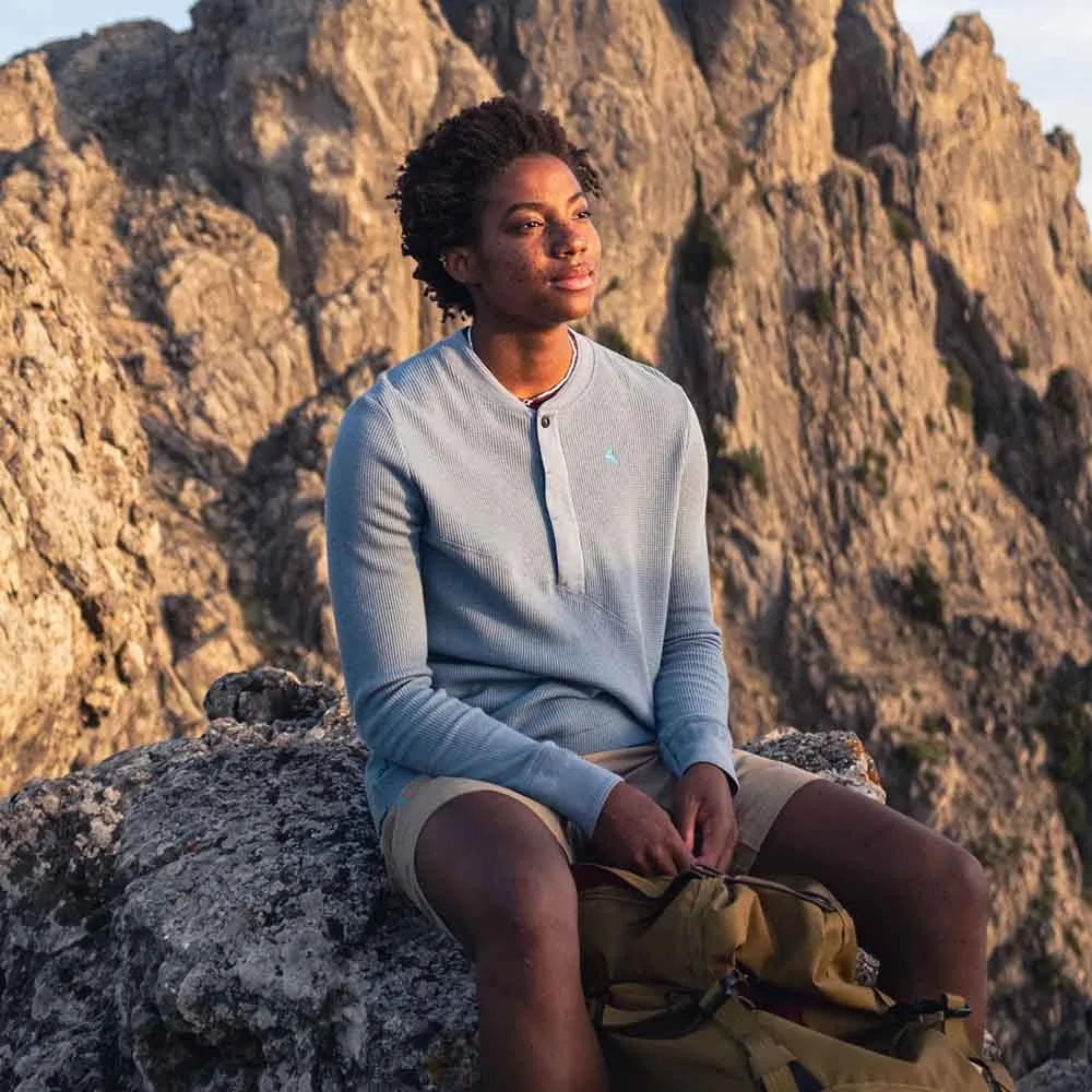 Snotra, dam på modell ute i naturen.