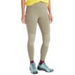Kvinna som bär Marmot Women's Rock Haven Hybrid Tight framsida vetiver