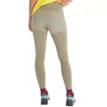 Kvinna som bär Marmot Women's Rock Haven Hybrid Tight baksida vetiver