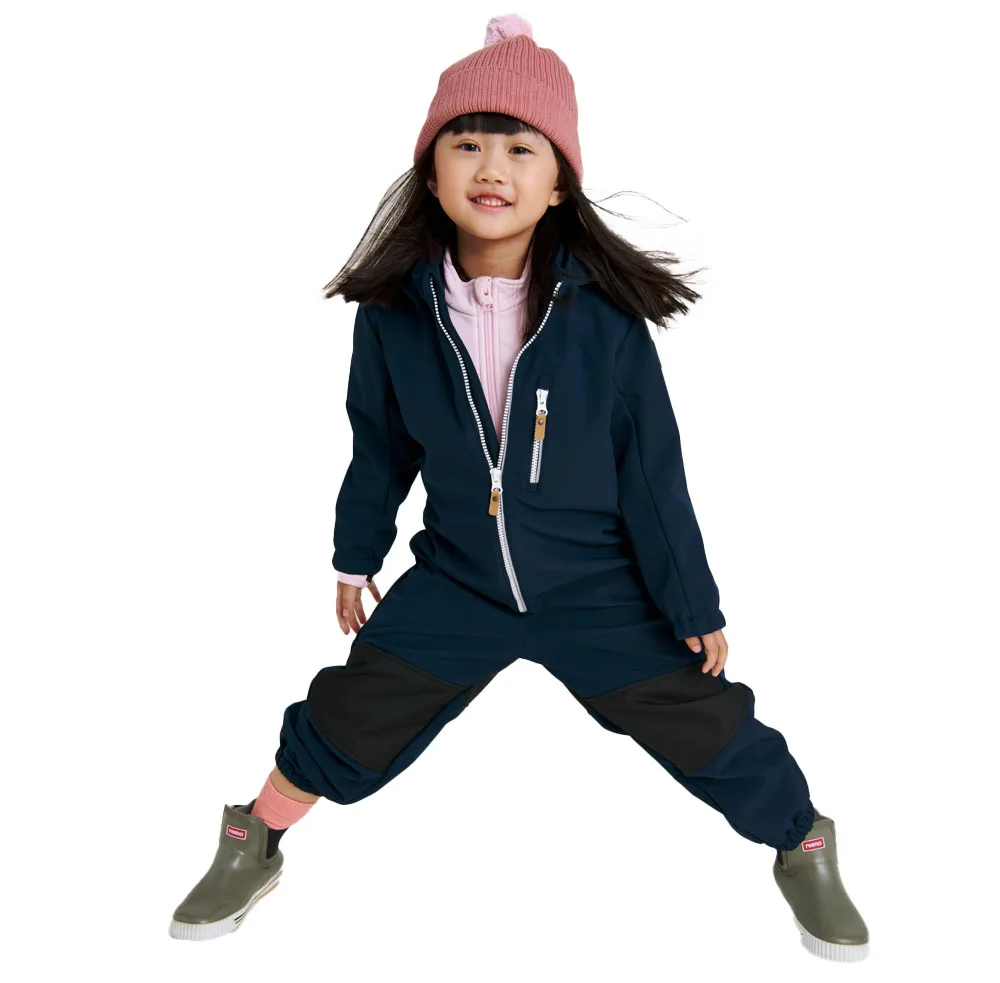 Reima Nurmes softshell overall (barn) på ett barn
