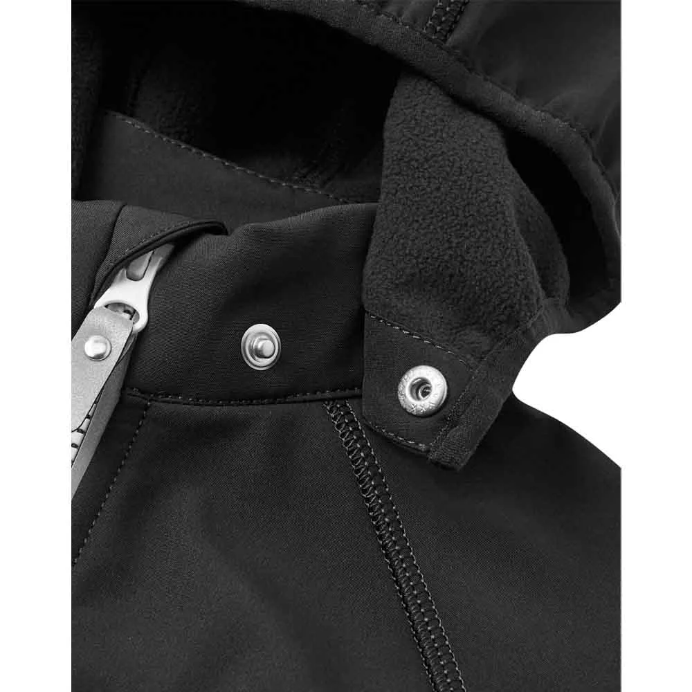 Närbild knäppning luva på Reima Vantti softshell jacka (barn)