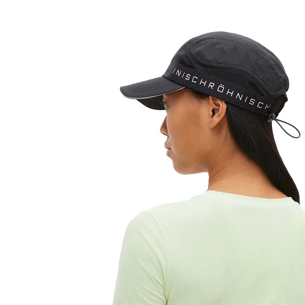 Röhnisch Running Cap (dam) på modeel i profil.