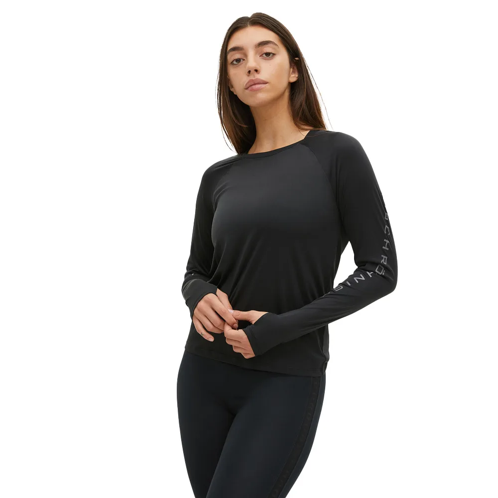 Active Logo Long Sleeve framifrån på modell.