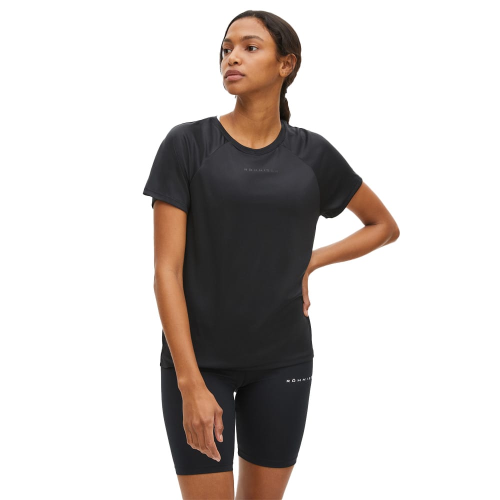 Röhnisch Active Logo Tee t-shirt (dam) framifrån på modell