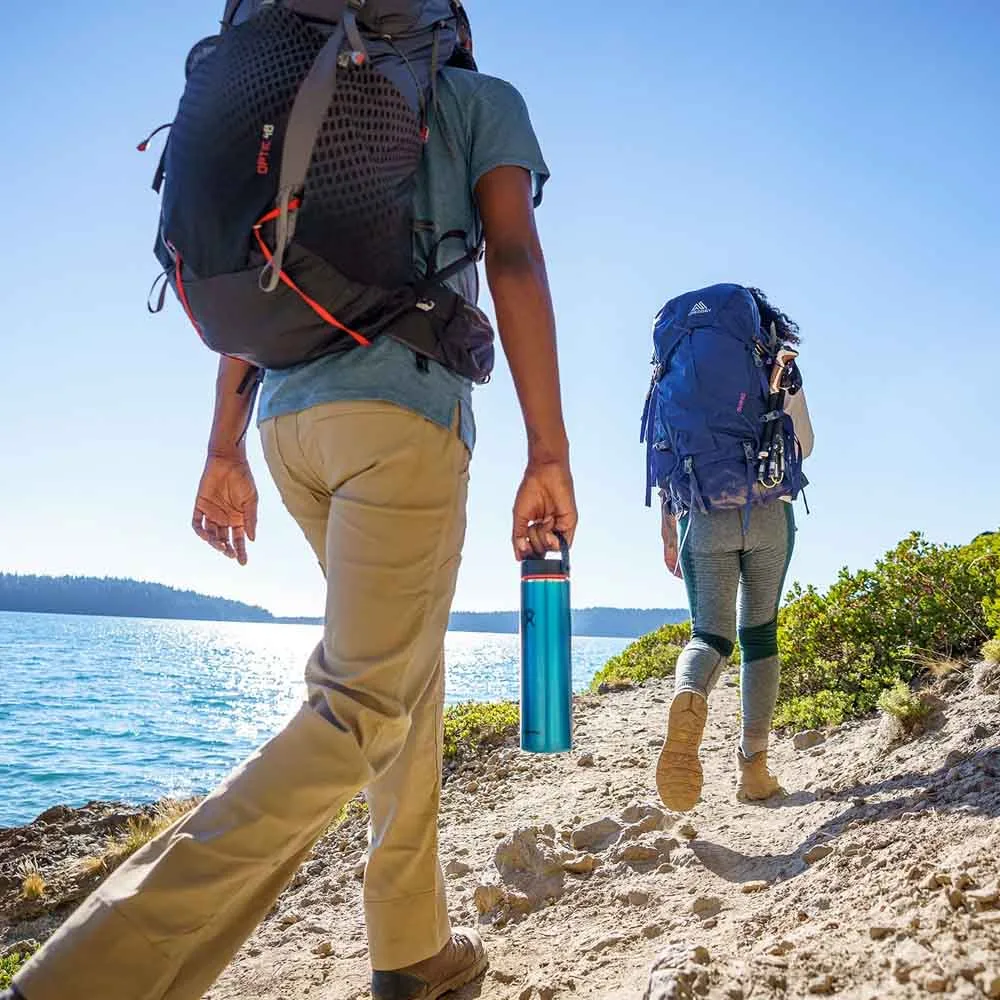 En person med Hydro Flask Lightweight Wide Mouth Trail Series 24oz / 709 ml i handen på en promenad