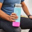 Hydro Flask Standard Stainless Steel Cap munstycke i en hand