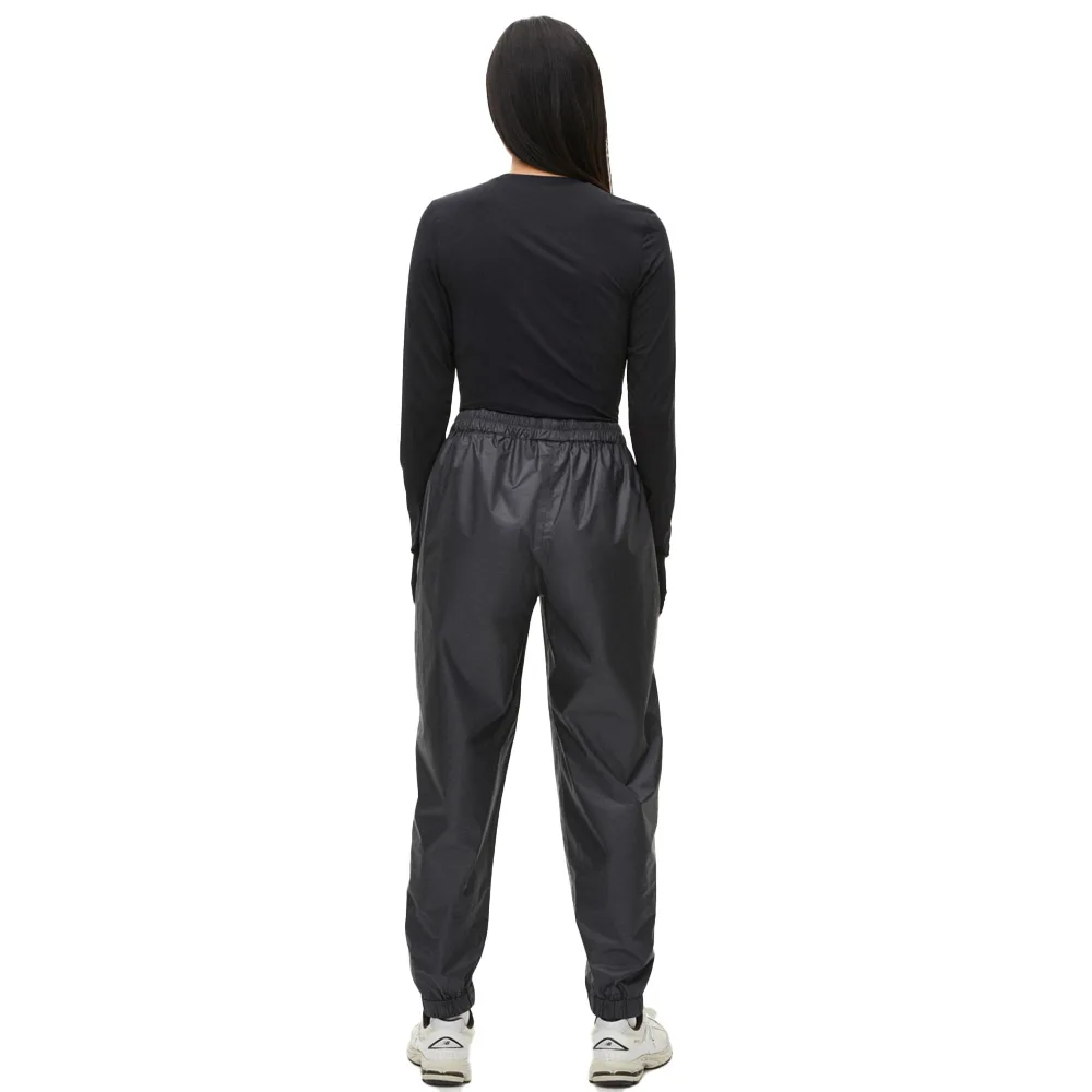 Röhnisch Cliff Rain Pants (dam) bakifrån på modell.