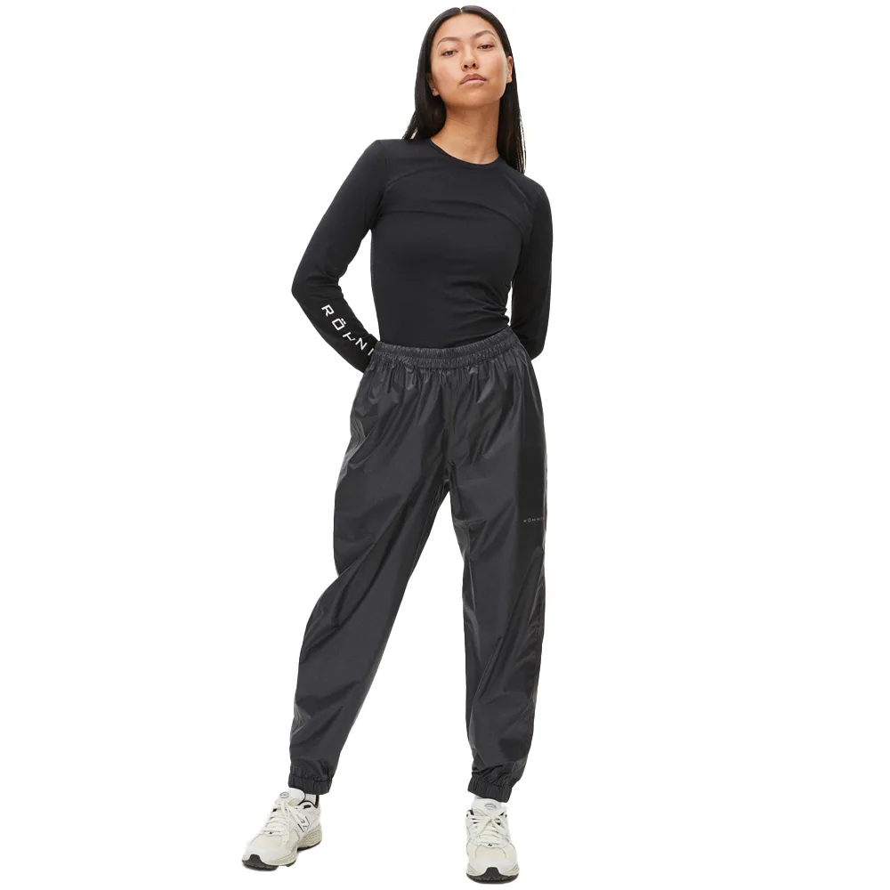 Röhnisch Cliff Rain Pants (dam) framifrån på modell