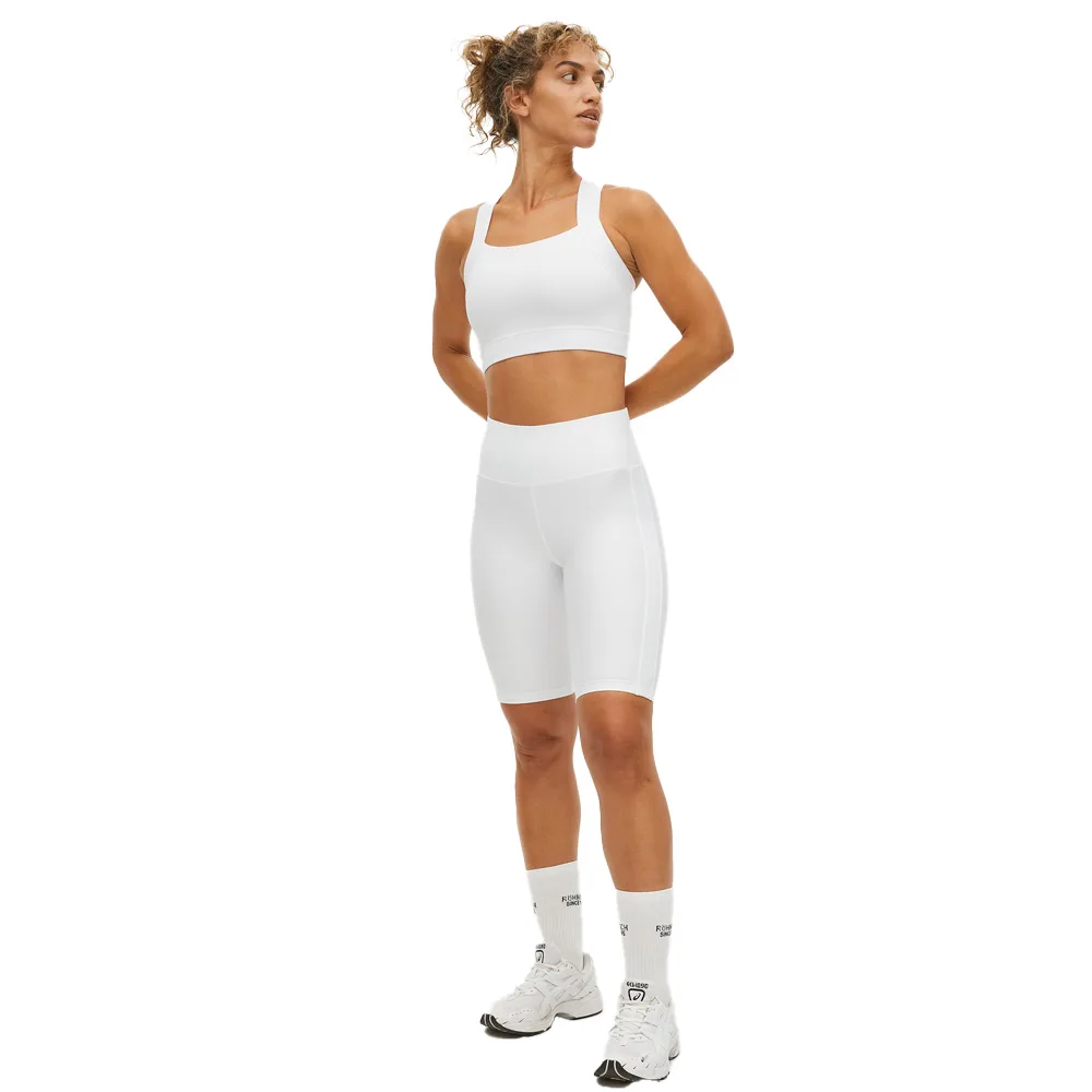 Kay Bike Tights på modell framifrån i färgen white