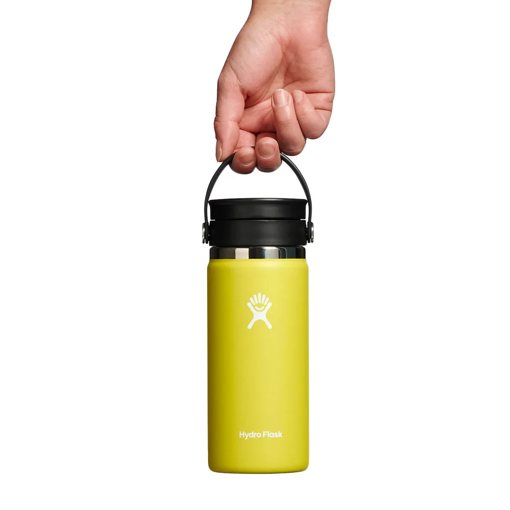 En person som håller Hydro Flask Coffee Flex Sip termos 16oz / 473 ml