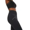 Profil av Röhnisch Rain Tights (dam) på modell.