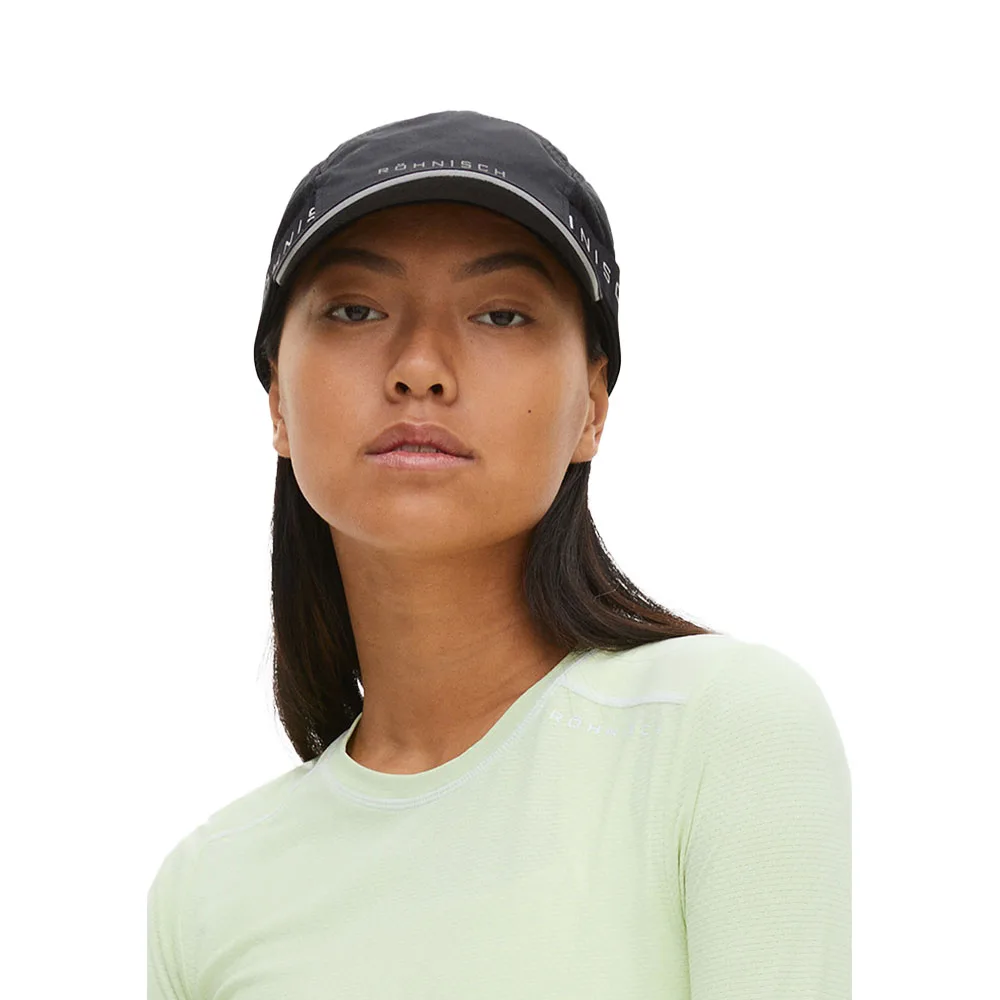 Röhnisch Running Cap (dam) framifrån på modell.