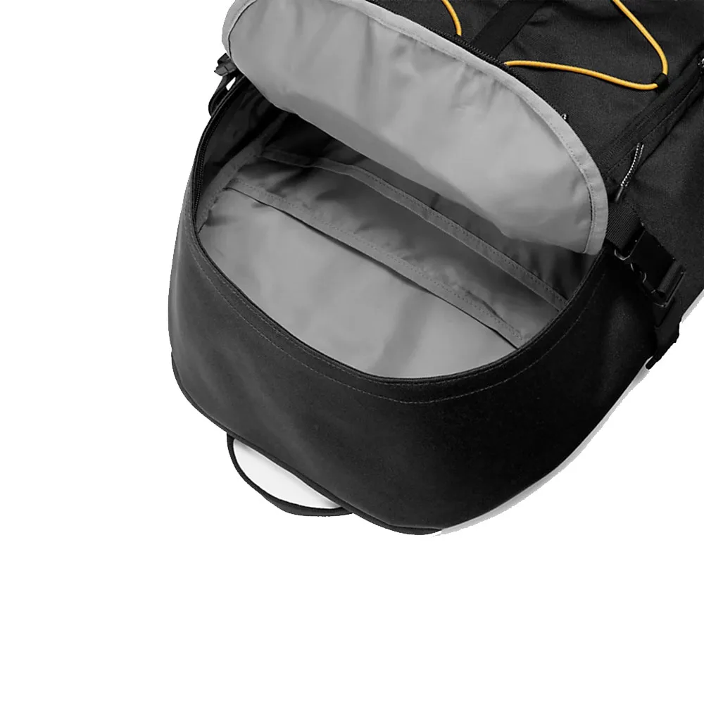 En öppnad Timberland Outdoor archive bungee ryggsäck 28L