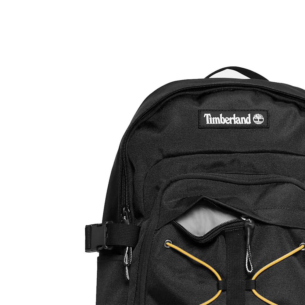 Närbild på dragkedja och snygg logo på Timberland Outdoor archive bungee ryggsäck 28L