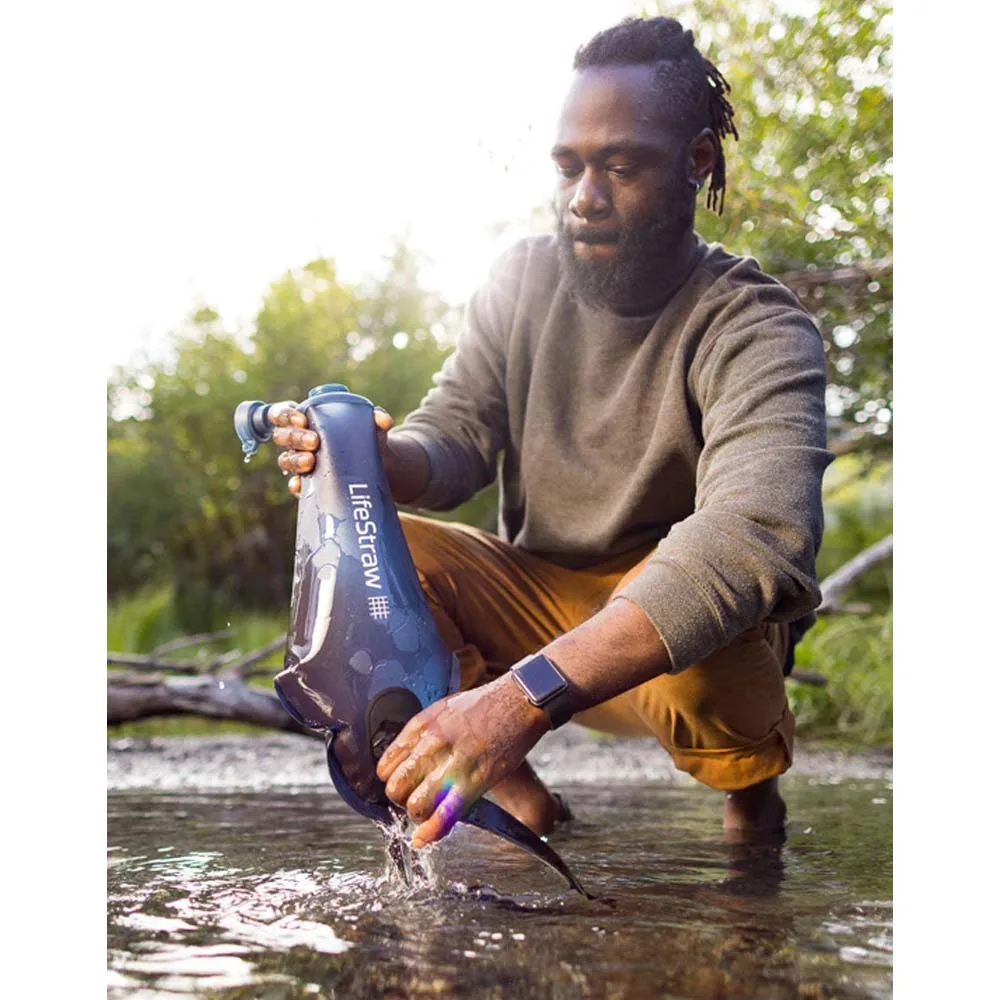 Person som fyller LIFESTRAW PEAK GRAVITY 3 liter med vatten