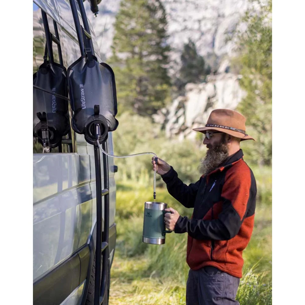 Person som använder LIFESTRAW PEAK GRAVITY 8 liter