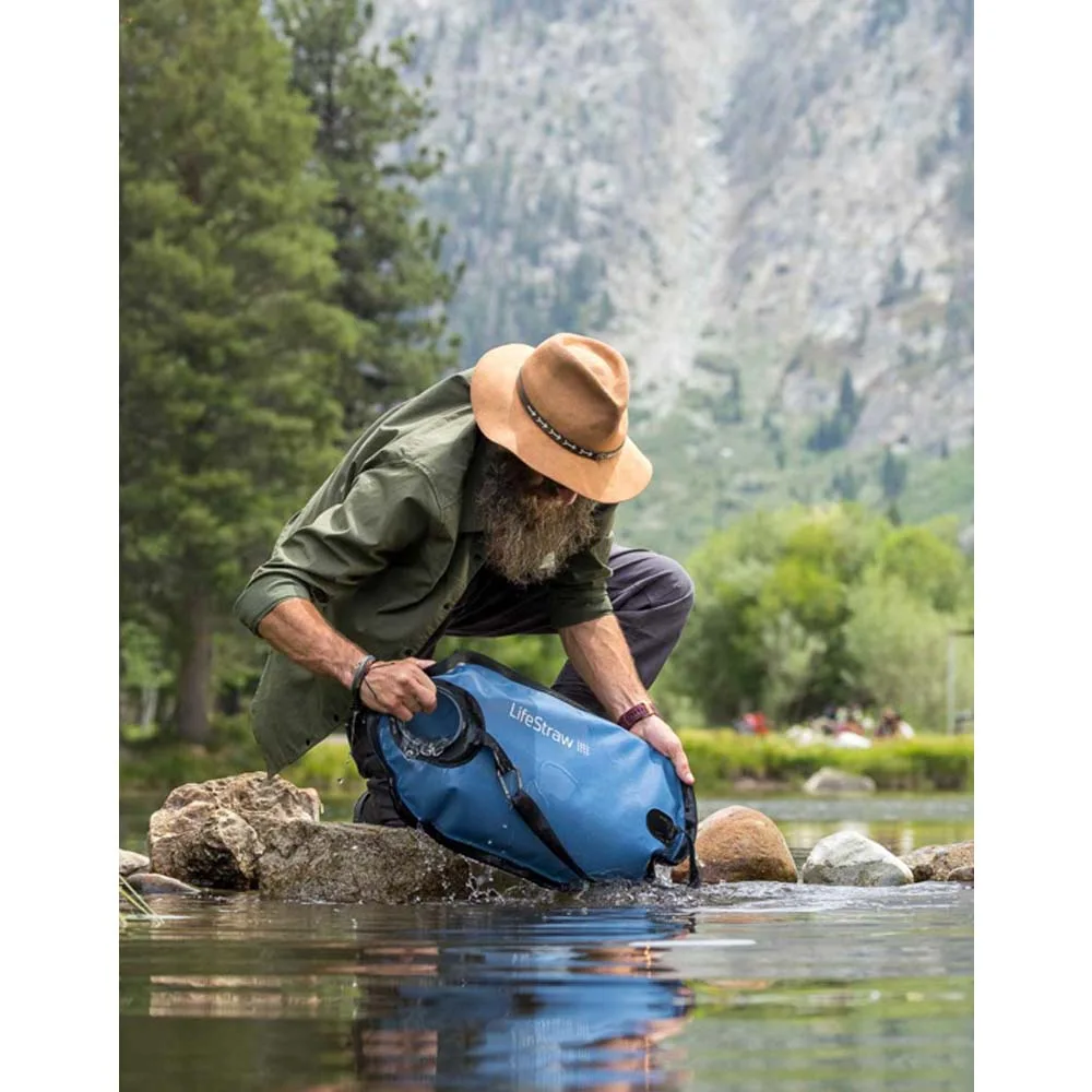 Person som fyller på LIFESTRAW PEAK GRAVITY 8 liter
