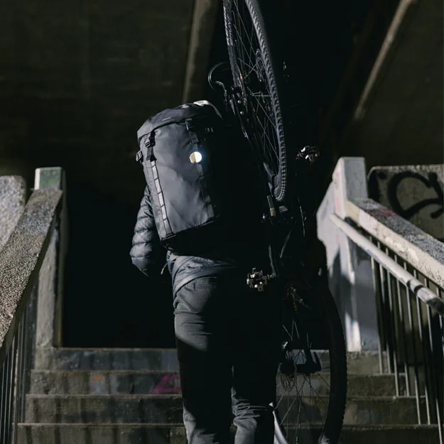 Sandqvist Jonatan black på modell som bär cykel