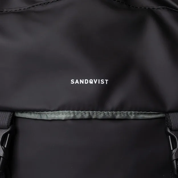Närbild av logga på Sandqvist Jonatan black