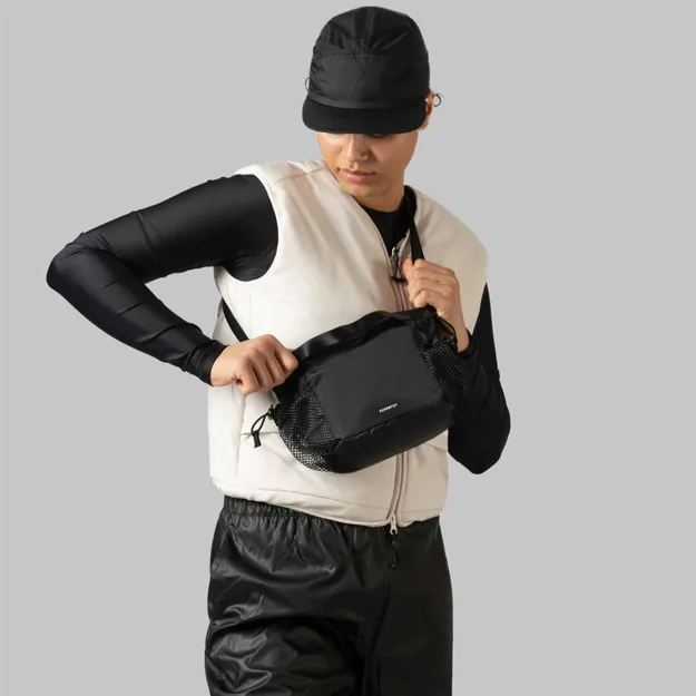 sandqvist Stevie bag i svart på en modell