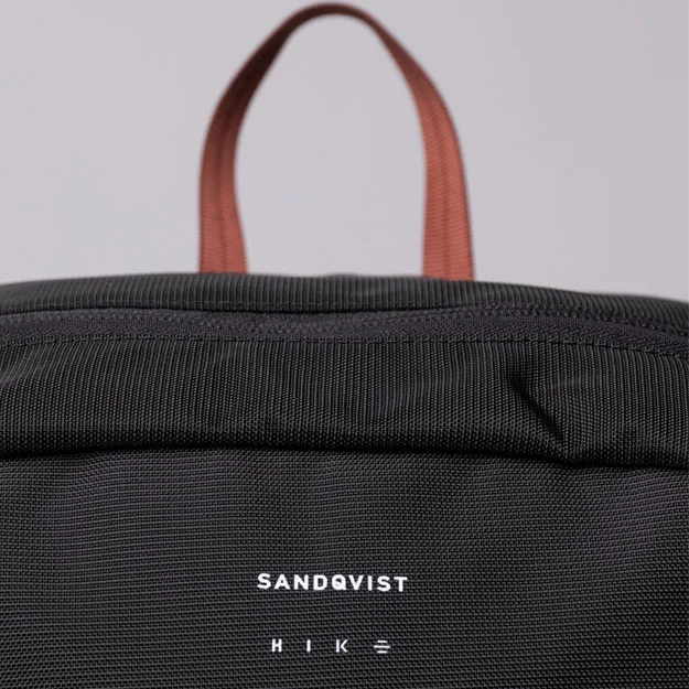 Närbild på logga av Sandqvist Ridge Hike Black
