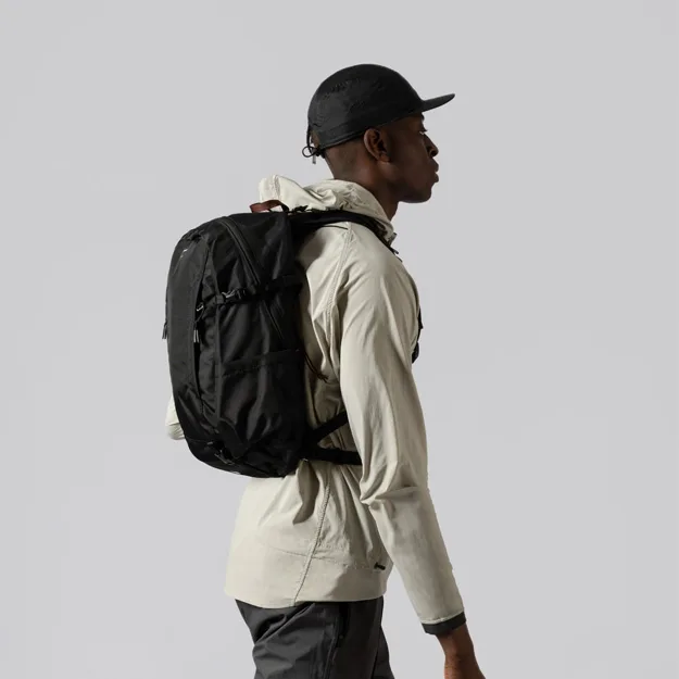 Sandqvist Ridge Hike Black på en modell som går